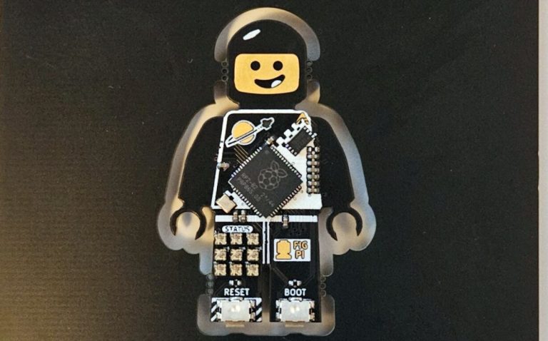 Le microcontrôleur Pi-Powered est un astronaute Lego avec une combinaison RVB