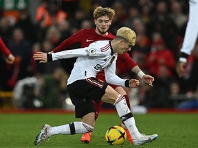 Le milieu de terrain argentin de Manchester United, Alejandro Garnacho, rivalise avec le milieu de terrain anglais de Liverpool, Harvey Elliott, lors du match de football de la Premier League anglaise entre Liverpool et Manchester United à Anfield à Liverpool, dans le nord-ouest de l'Angleterre, le 5 mars 2023.