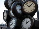 Une sculpture géante construite avec les visages d'horloges est vue à l'extérieur d'une gare parisienne, le 27 mars 2009 le week-end lorsque la France avance ses horloges d'une heure tôt dimanche matin, marquant l'heure d'été.  