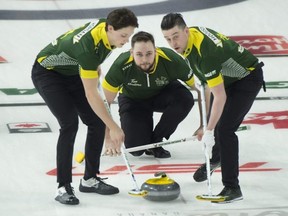 Le capitaine de l'équipe du Nord de l'Ontario, Tanner Horgan, le premier Colin Hodgson (à droite) et le deuxième Jacob Horgan ont lancé la pierre contre la Nouvelle-Écosse lors du match nul d'hier au Brier.  Curling Canada/Michael Burns Photo