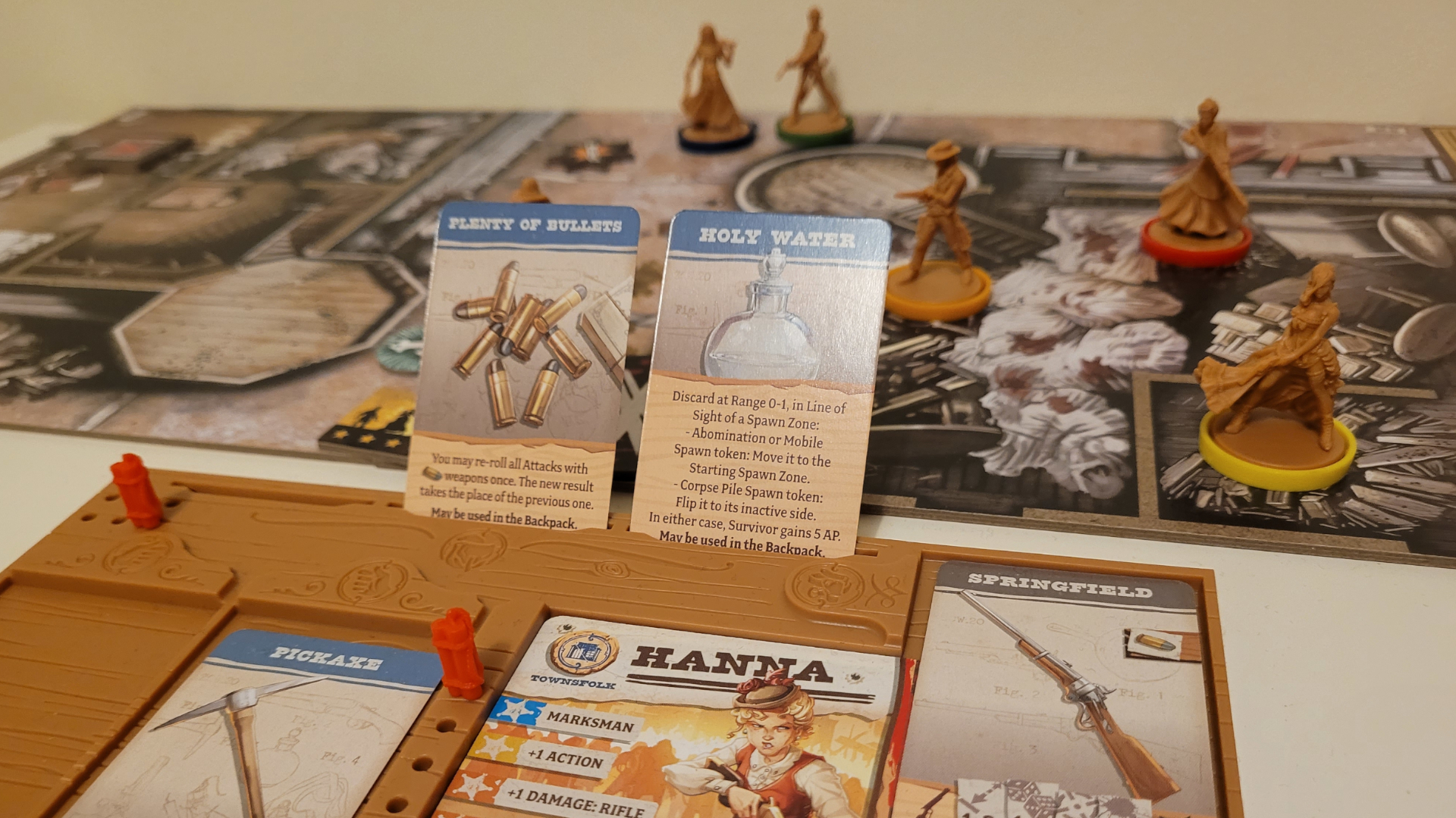 Miniatures, jetons et cartes de Zombicide : Undead or Alive sur les tuiles de plateau