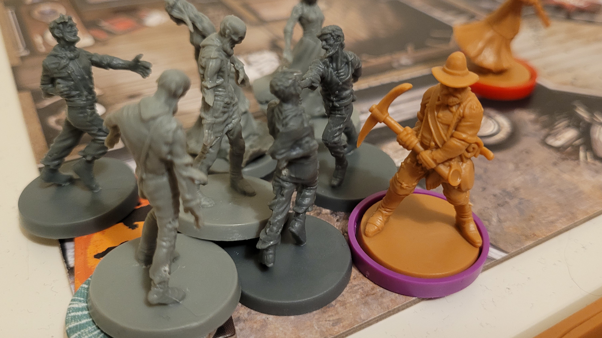 Miniatures, jetons et cartes de Zombicide : Undead or Alive sur les tuiles de plateau