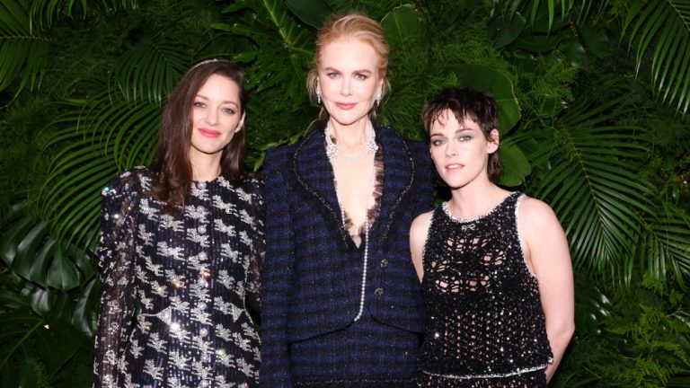 Kristen Stewart et Nicole Kidman s'embrassent, Jonathan Majors parle de l'élargissement de l'univers "Creed": à l'intérieur de la soirée pré-Oscar de Chanel Les plus populaires doivent être lus Inscrivez-vous aux newsletters Variété Plus de nos marques
	
	
