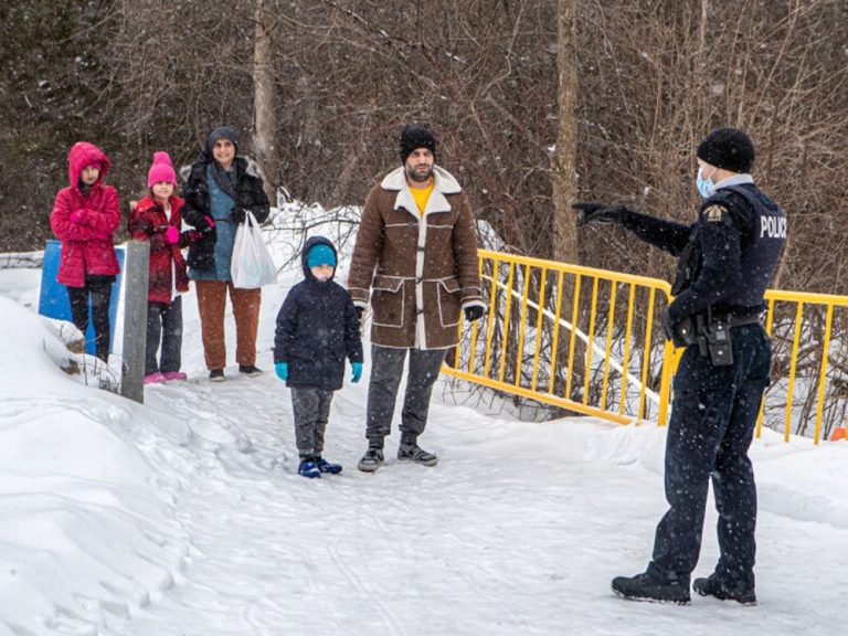 Une vidéo montre comment des migrants entrent au Canada au passage frontalier illégal de Roxham Road