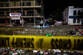 Des policiers travaillent sur les lieux d'une fusillade survenue lors du défilé de la Krewe of Bacchus à la Nouvelle-Orléans, le 19 février 2023.