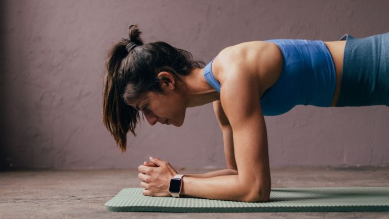 J’ai fait 50 plank hip dips par jour pendant une semaine – voici les résultats