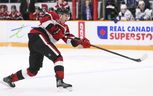 Pavel Mintyukov des 67 d'Ottawa tire un coup contre les Steelheads de Mississauga à l'aréna de la Place TD vendredi soir.  (Photo de Tim Austen/OSEG)