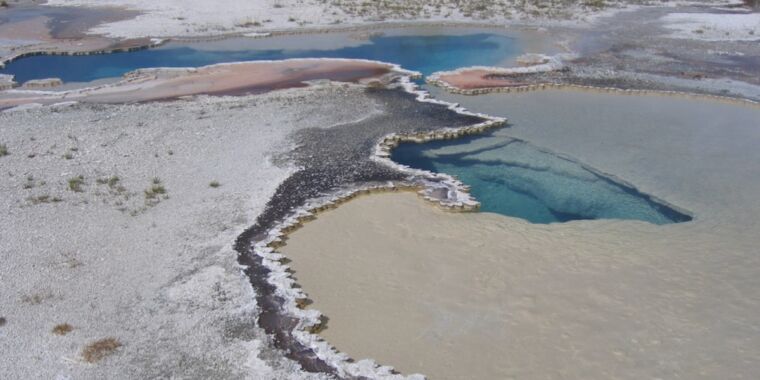 Le bruit sourd rythmique de cette source chaude de Yellowstone en fait un géothermomètre