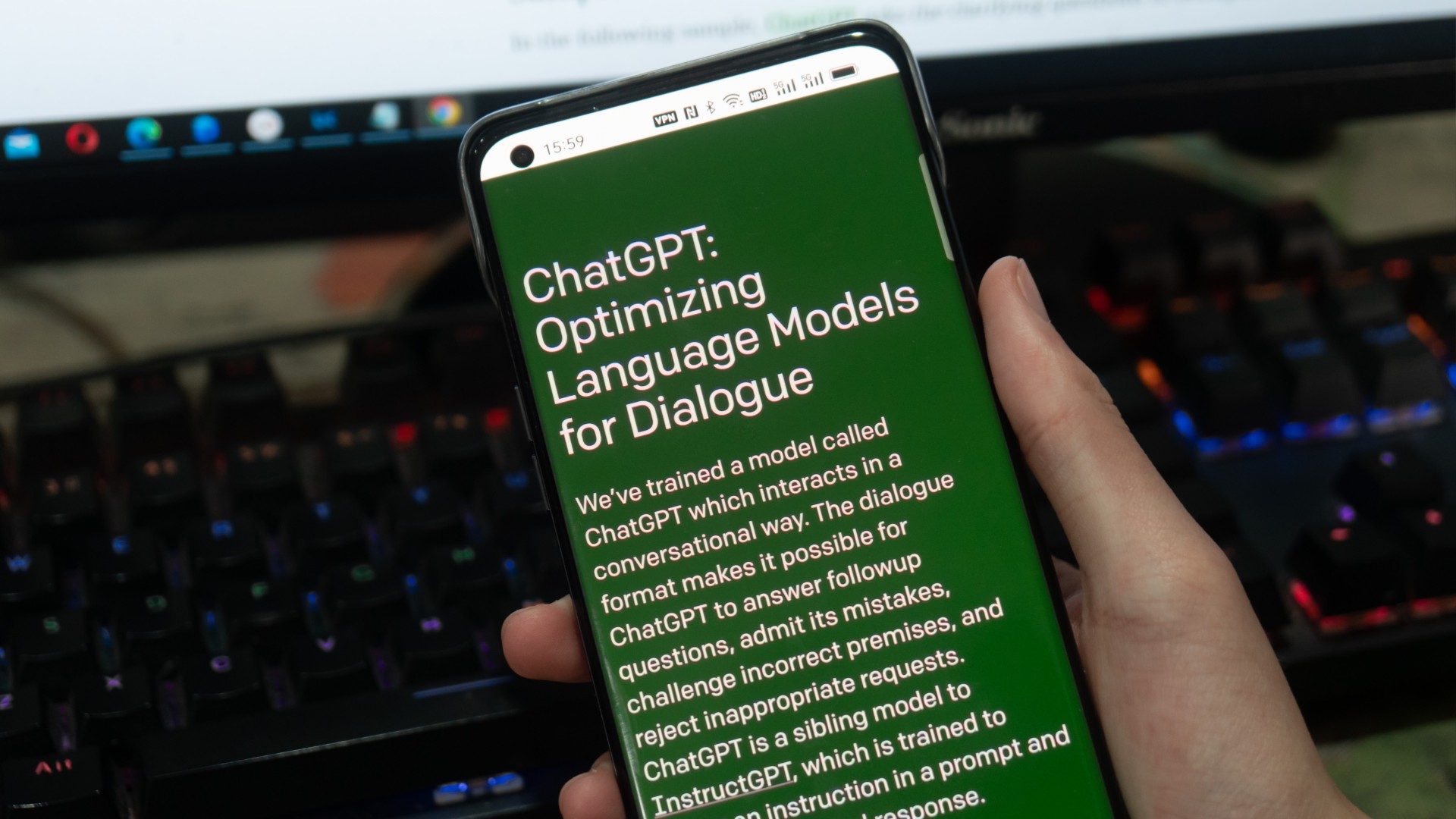 Image d'un smartphone avec OpenAI ChatGPT chargé prêt à l'emploi