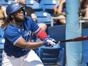 Vladimir Guerrero Jr., des Blue Jays de Toronto, regarde le ballon frapper la piste d'avertissement, mais attrapé pour un retrait lors de la troisième manche de leur match d'entraînement de printemps contre les Pirates de Pittsburgh à Dunedin, en Floride, le jeudi 2 mars 2023.