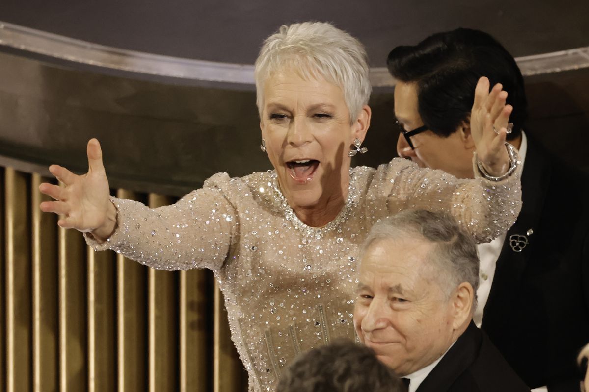 Jamie Lee Curtis lève les bras en signe de triomphe lors de la remise du prix du meilleur film pour Everything Everywhere All at Once lors de la 95e cérémonie des Oscars