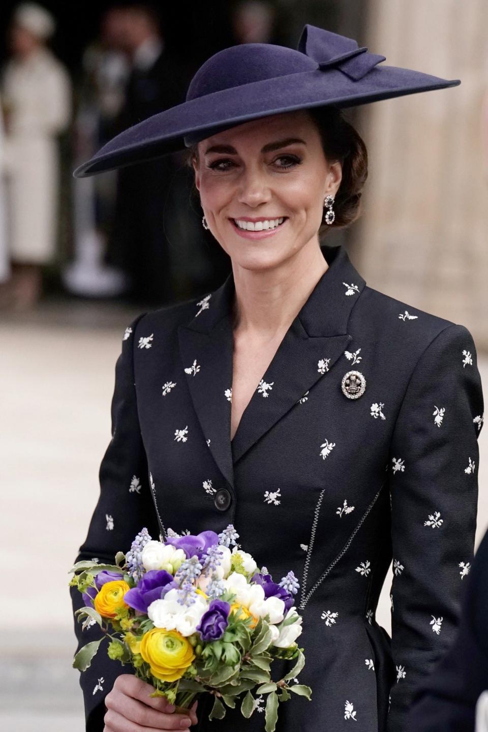 La princesse portait un chapeau de soucoupe bleu marine 