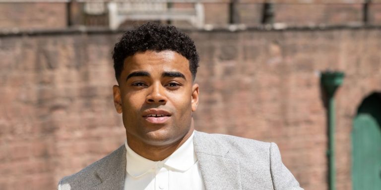 Malique Thompson-Dwyer des Hollyoaks soutenu par sa co-vedette alors qu'il partage une nouvelle chanson

