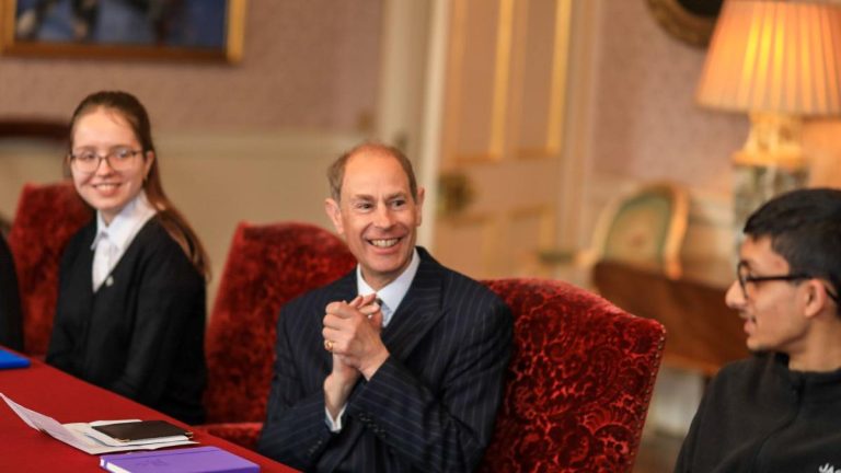 Prince rencontre les participants au prix pour la première fois depuis qu’il est devenu duc d’Édimbourg