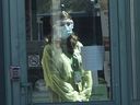 Un membre du personnel regarde par la fenêtre la maison de soins de longue durée Seven Oaks à Toronto.