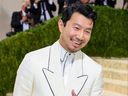 Simu Liu assiste au Met Gala 2021 Celebrating In America: A Lexicon Of Fashion au Metropolitan Museum of Art le 13 septembre 2021 à New York. 