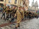 Un vétéran de l'armée insurrectionnelle ukrainienne (UPA) marche avec des gens habillés en soldats de l'UPA le 11 octobre 2009, dans la ville de Lviv, dans l'ouest de l'Ukraine, pour marquer le 67e anniversaire de la fondation de l'UPA en 1943. L'UPA était un groupe de Partisans nationalistes ukrainiens qui se sont engagés dans une série de conflits de guérilla pendant la Seconde Guerre mondiale et au-delà.