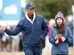 Le capitaine Tiger Woods de l'équipe des États-Unis et sa petite amie Erica Herman regardent les matchs à quatre balles du samedi lors de la troisième journée de la Coupe des présidents 2019 au Royal Melbourne Golf Course le 14 décembre 2019 à Melbourne, en Australie.