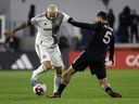 25 février 2023 ;  Washington, District de Columbia, États-Unis ;  Le milieu de terrain du Toronto FC Federico Bernardeschi (10) lance le ballon devant le défenseur de DC United Mohanad Jeahze (5) au cours de la première moitié à Audi Field.  