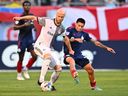 13 juil. 2022 ;  Chicago, Illinois, États-Unis ;  Le milieu de terrain du Toronto FC Michael Bradley (4) et le milieu de terrain du Chicago Fire FC Federico Navarro (31) se battent pour le contrôle du ballon en première mi-temps au Soldier Field.  