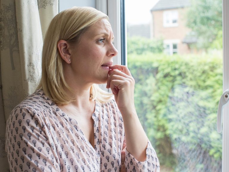 CHER ABBY: La fille pèse tendre la main au père après un long silence