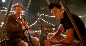 Tom Hanks dans le rôle du colonel Tom Parker et Austin Butler dans le rôle d'Elvis dans Elvis de Warner Bros Pictures.