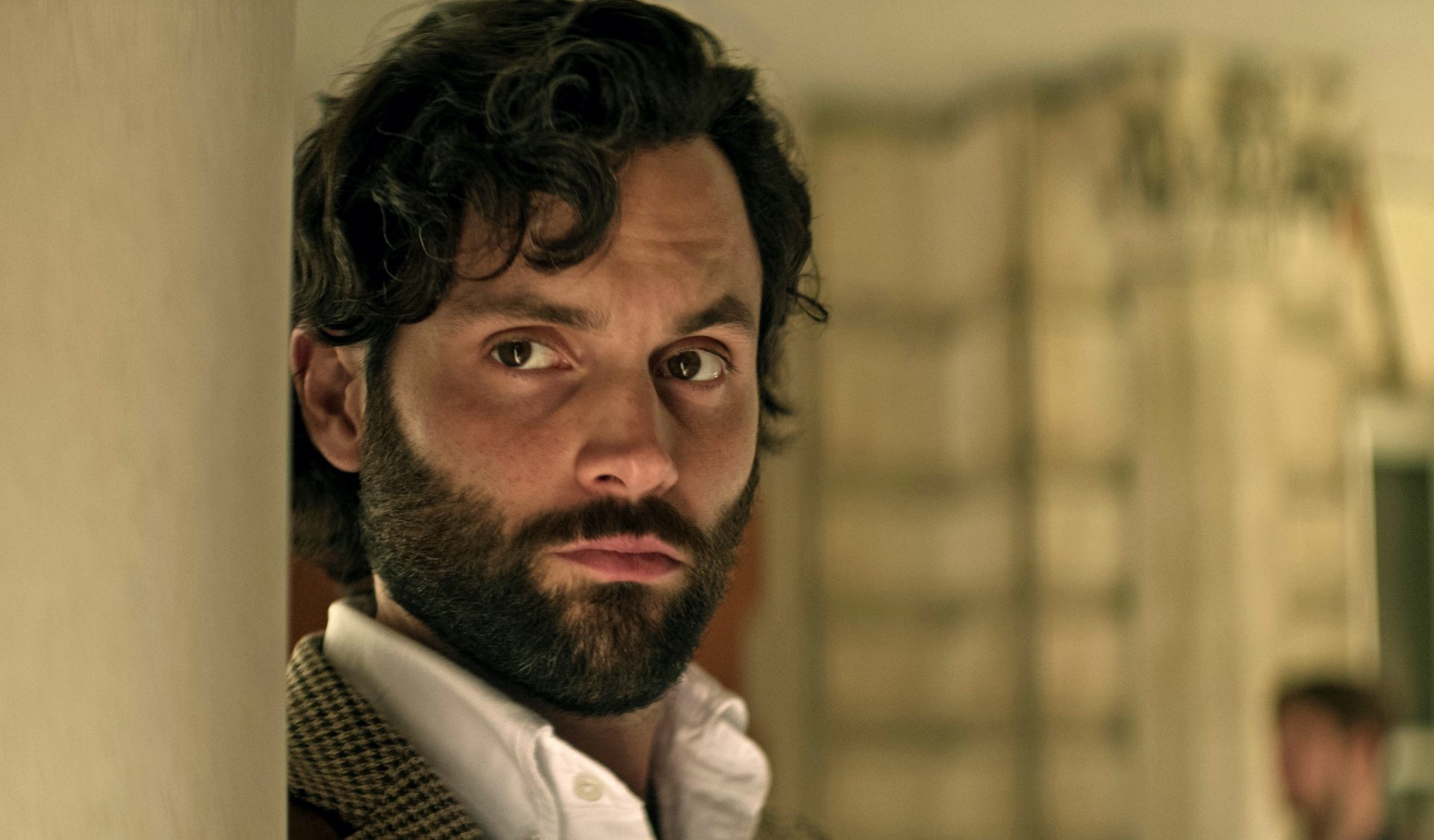 Penn Badgley dans le rôle de Joe Goldberg dans You saison 4 partie 1