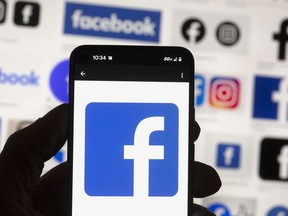 DOSSIER – Le logo Facebook est visible sur un téléphone portable le 14 octobre 2022 à Boston.  Mercredi 26 octobre, un juge de l'État de Washington a infligé une amende de près de 25 millions de dollars à la société mère de Facebook, Meta, pour avoir enfreint de manière répétée et intentionnelle la loi sur la divulgation du financement des campagnes, dans ce qui est considéré comme la plus grande sanction en matière de financement des campagnes de l'histoire des États-Unis.