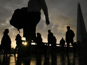 Les navetteurs se rendant au travail traversent le pont de Londres le 3 janvier.