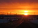 Le trafic aux heures de pointe borde l'horizon d'un lever de soleil le 18 mars 2014. 