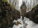 Un soldat ukrainien marche à l'intérieur d'une tranchée près de la ligne de front dans la région de Zaporizhzhia, en Ukraine.