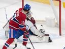 L'ailier droit des Canadiens de Montréal Josh Anderson (17 ans) regarde la rondelle dépasser le gardien de but de l'Avalanche du Colorado Alexandar Georgiev (40 ans) sur un tir de l'ailier droit des Canadiens de Montréal Denis Gurianov lors de la deuxième période de la LNH au Centre Bell à Montréal le lundi 13 mars 2023 .