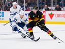 L'attaquant des Maple Leafs de Toronto David Kampf défend contre le défenseur des Canucks de Vancouver Quinn Hughes au Rogers Arena le 4 mars.