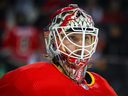 Le gardien des Flames de Calgary Jacob Markstrom (25 ans) contre les Sénateurs d'Ottawa lors de la troisième période au Scotiabank Saddledome de Calgary le 12 mars 2023.