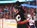 3 décembre 2022 ;  Calgary, Alberta, CAN ;  L'attaquant des Flames de Calgary Adam Ruzicka (63 ans) célèbre son but contre les Capitals de Washington en troisième période au Scotiabank Saddledome.