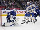 Le gardien de but des Maple Leafs de Toronto Matt Murray (30 ans) va faire un arrêt alors que l'attaquant des Sabres de Buffalo Dylan Cozens (24 ans) cherche un rebond au cours de la deuxième période à la Scotiabank Arena le 13 mars 2023.  