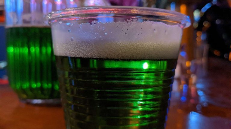 D’où vient la bière verte de la Saint-Patrick ?  – LifeSavvy