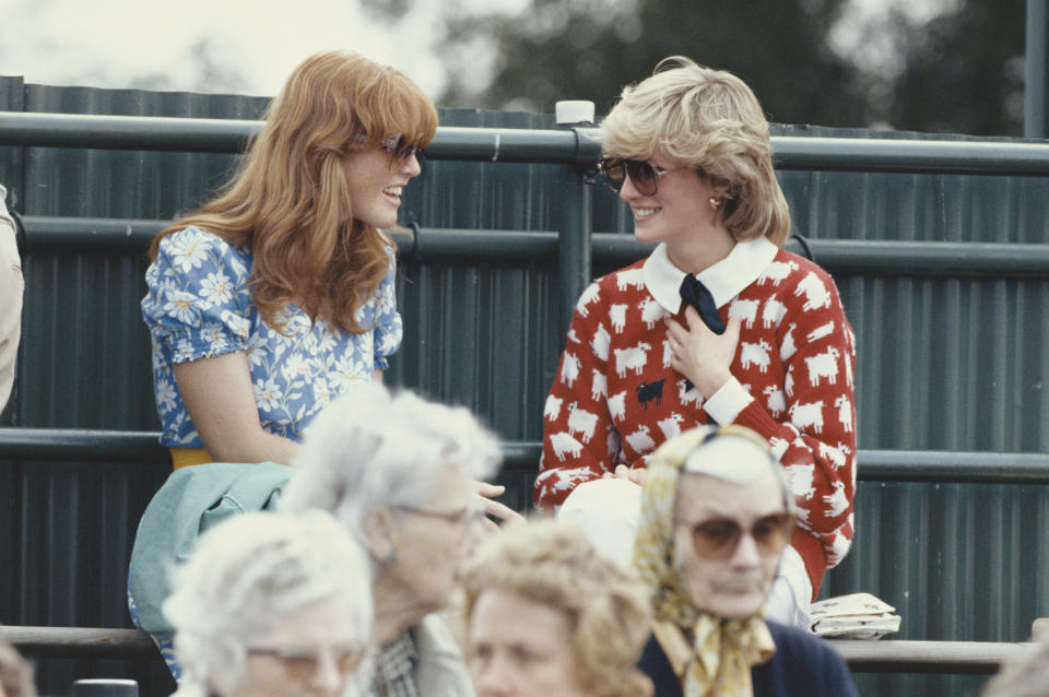 Diana et Sarah discutent au Guard's Polo Club de Windsor en 1983. (Getty Images)