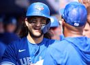 Bo Bichette des Blue Jays sourit après avoir frappé un coup de circuit contre les Red Sox de Boston lors de la quatrième manche au TD Ballpark le lundi 13 mars 2023. 