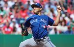 Le lanceur partant des Blue Jays Yusei Kikuchi lance un lancer contre les Phillies de Philadelphie lors de la première manche au BayCare Ballpark. 