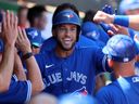 Le voltigeur du centre des Blue Jays de Toronto George Springer (4) célèbre après avoir frappé un coup de circuit contre les Phillies de Philadelphie lors de la troisième manche au BayCare Ballpark le 12 mars 2023 à Clearwater.