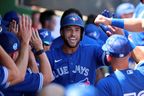 George Springer des Blue Jays célèbre après avoir frappé un home run contre les Phillies de Philadelphie lors de la troisième manche au BayCare Ballpark. 