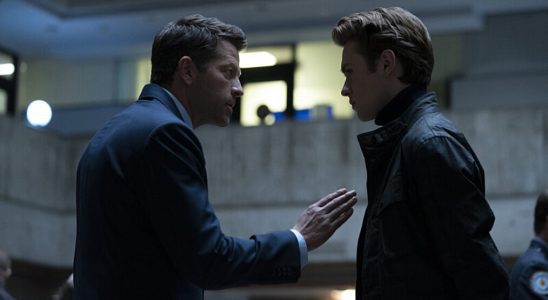 Misha Collins et Oscar Morgan mettent en lumière les 2 faces de "Gotham Knights"