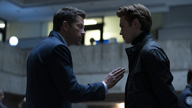 Misha Collins et Oscar Morgan mettent en lumière les 2 faces de "Gotham Knights"
