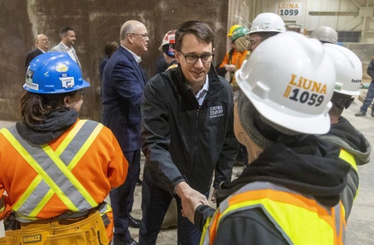 Des salles de bains réservées aux femmes arrivent sur les chantiers de construction en Ontario