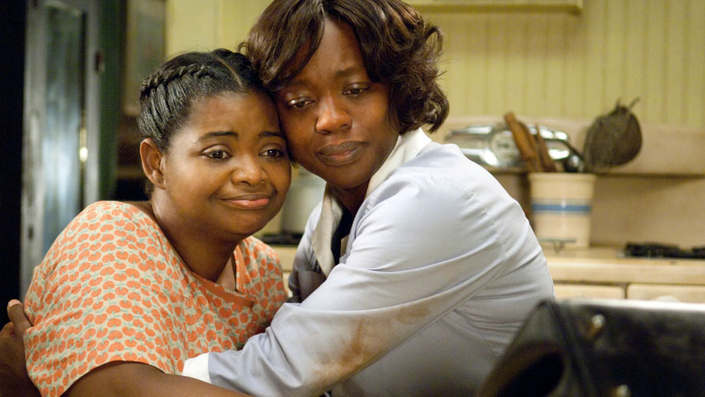 Viola Davis et Octavia Spencer s'embrassent dans le film The Help