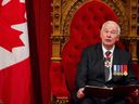 Dans cette photo d'archive prise le 4 décembre 2015, le gouverneur général David Johnston prononce le discours du Trône pour inaugurer la 42e législature du Canada à Ottawa.  Le premier ministre Justin Trudeau a fait appel à l'ancien gouverneur général pour enquêter sur les allégations selon lesquelles la Chine s'est ingérée dans les deux dernières élections canadiennes.