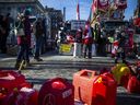 Dossier: Des réservoirs d'essence étaient assis par terre près de la scène devant la Colline du Parlement tandis que les manifestants se rassemblaient dans le cadre de la 