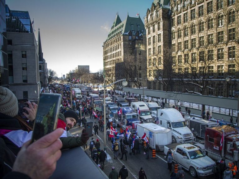 Le recours collectif contre un convoi de protestation s’ajoute à la liste des accusés et élargit la liste des résidents inclus