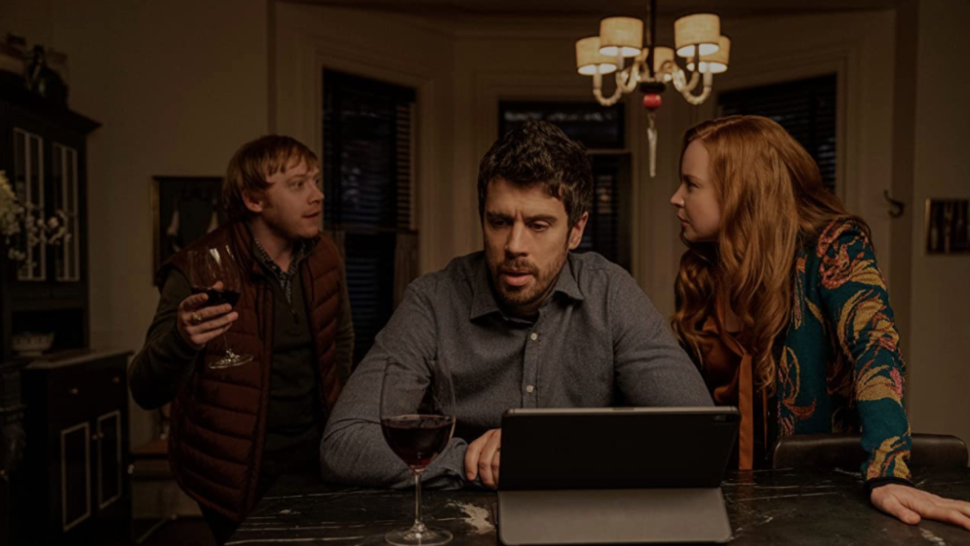 Rupert Grint, Lauren Ambrose et Toby Kebbell dans Servant